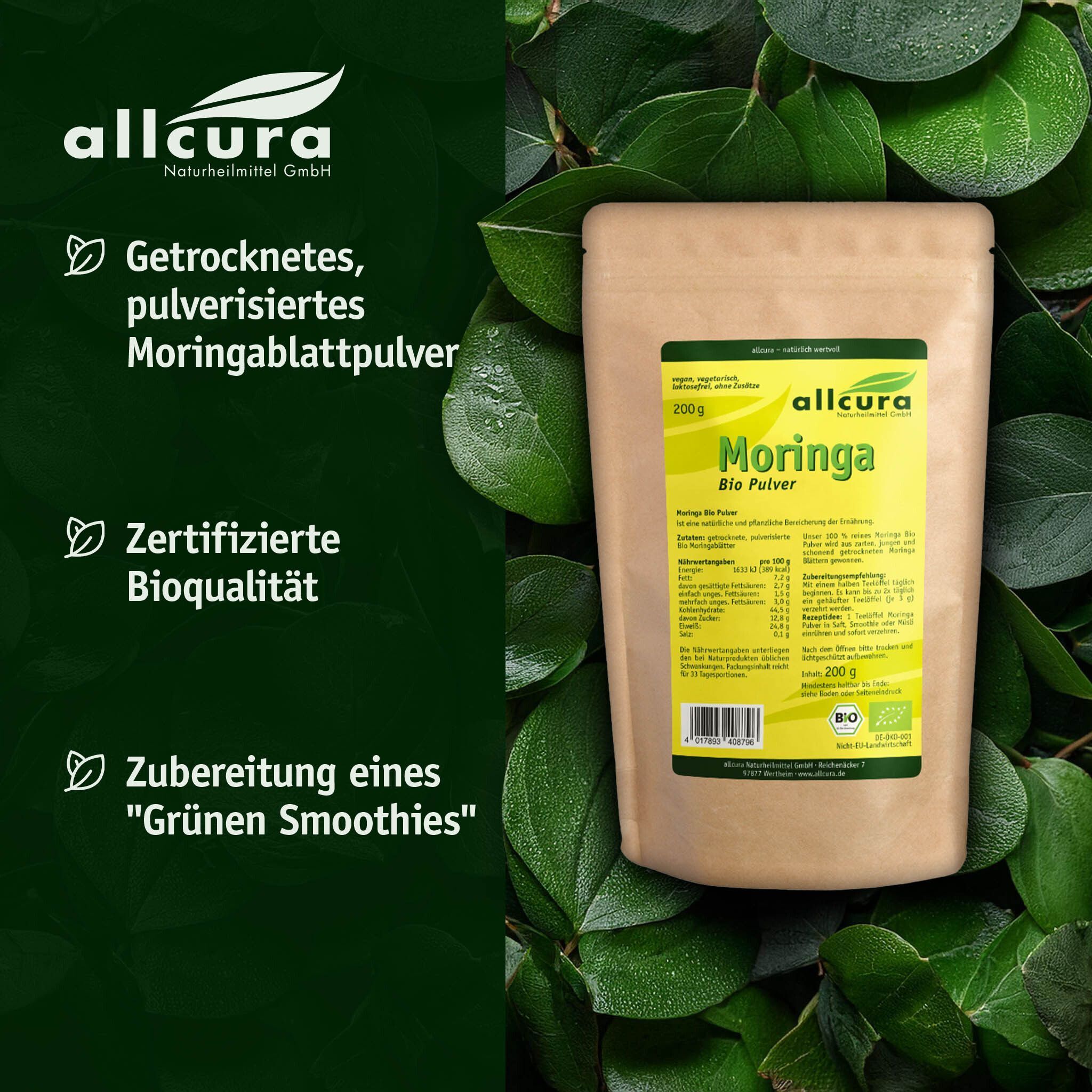 Brauner Beutel MORINGA BIO Pulver auf Blättern. Gelbes Etikett mit Aufschrift: allcura, Moringa Bio Pulver, 200g. Bio-Siegel. Text: Zertifizierte Bioqualität.