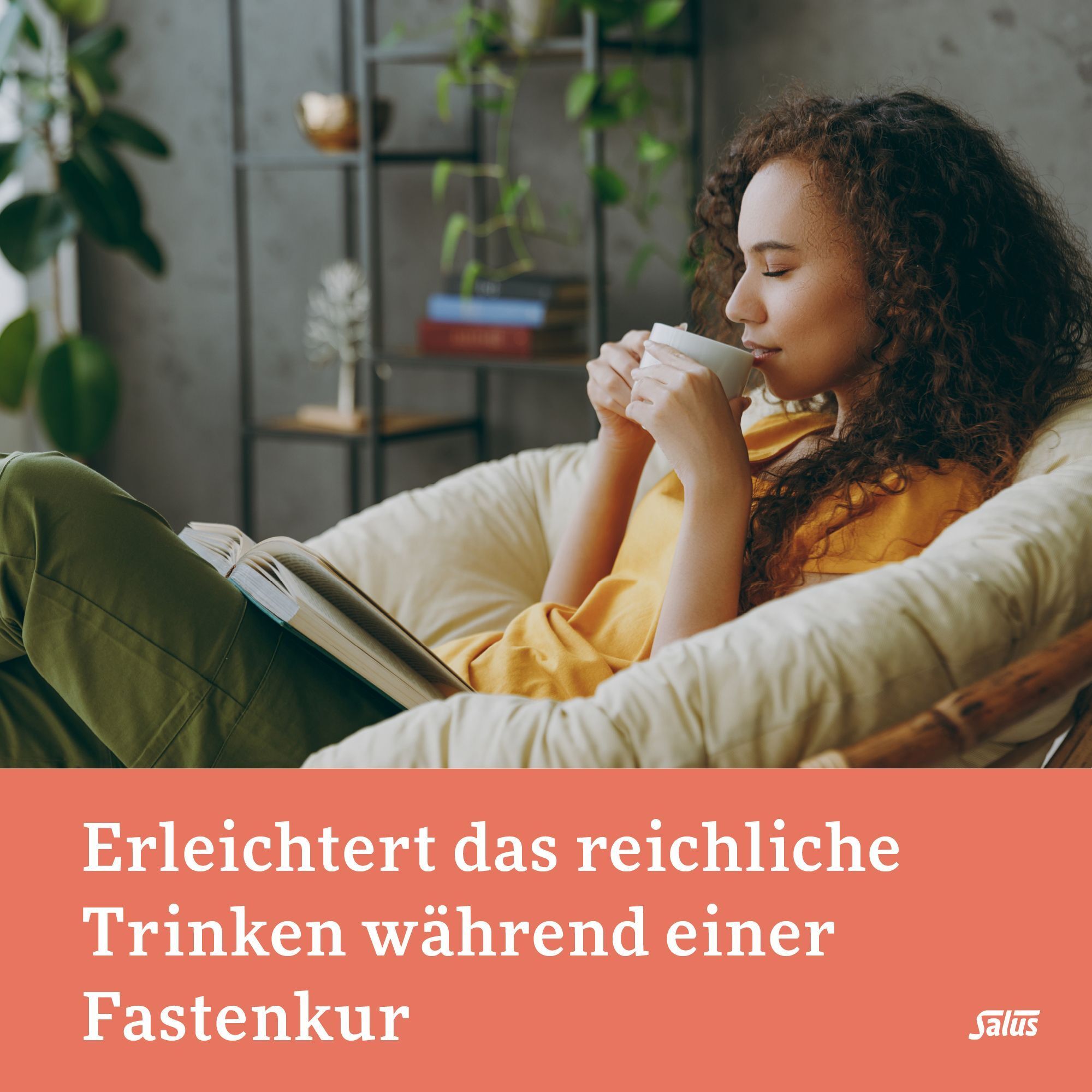 Eine Frau trinkt Tee aus einer Tasse. Text: Erleichtert das reichliche Trinken während einer Fastenkur. Salus Logo.