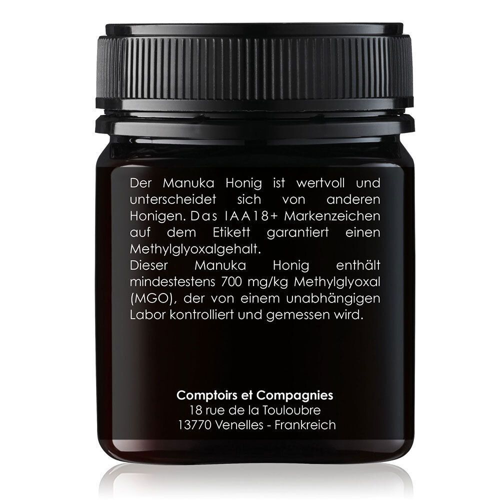 Rückseite eines Glases Manuka Honig. Schwarzes Etikett mit Text. IAA 18+ Markenzeichen.