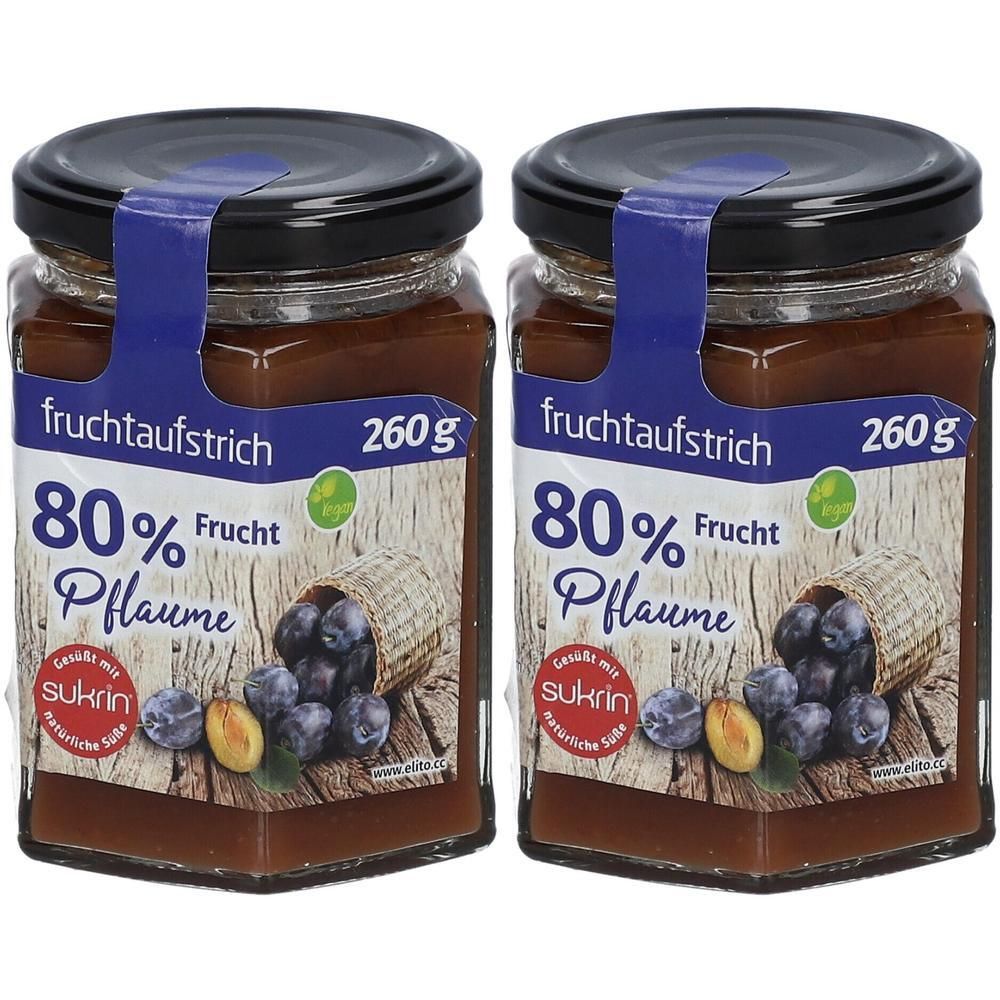Zwei Gläser Fruchtaufstrich Pflaume, 260g. Aufschrift: 80% Frucht, Pflaume. Mit Sukrin. Glas mit schwarzem Deckel und blauem Etikett.