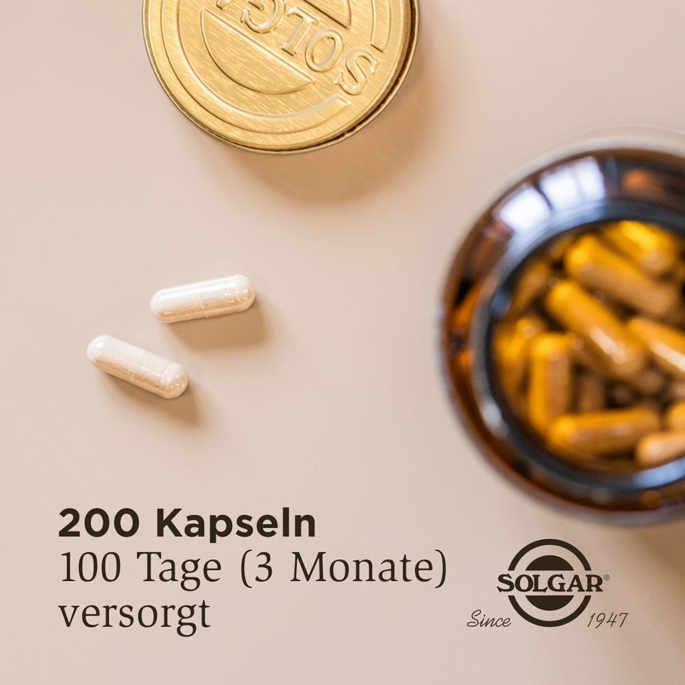 Zwei Kapseln neben einer geöffneten Flasche. Text: 200 Kapseln, 100 Tage, SOLGAR Logo.