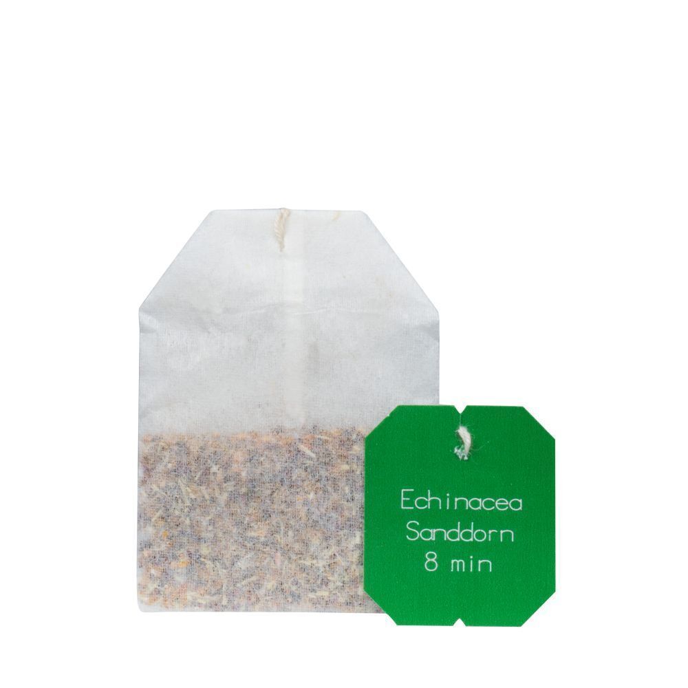 Ein einzelner Teebeutel mit Etikett. Aufschrift: Echinacea Sanddorn 8 min. Grünliches Etikett.