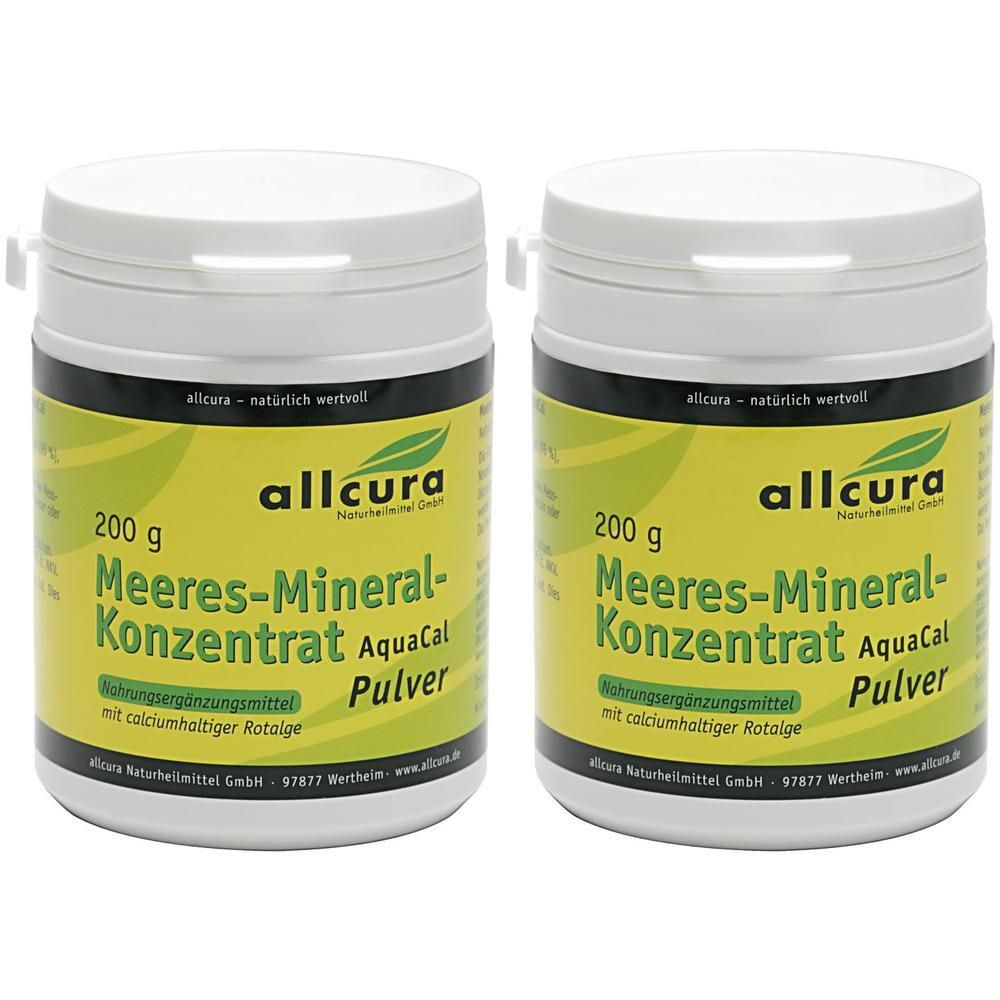 Zwei weiße Dosen mit gelben Etiketten. Aufschrift: Meeres-Mineral-Konzentrat AquaCal Pulver. Marke: allcura.