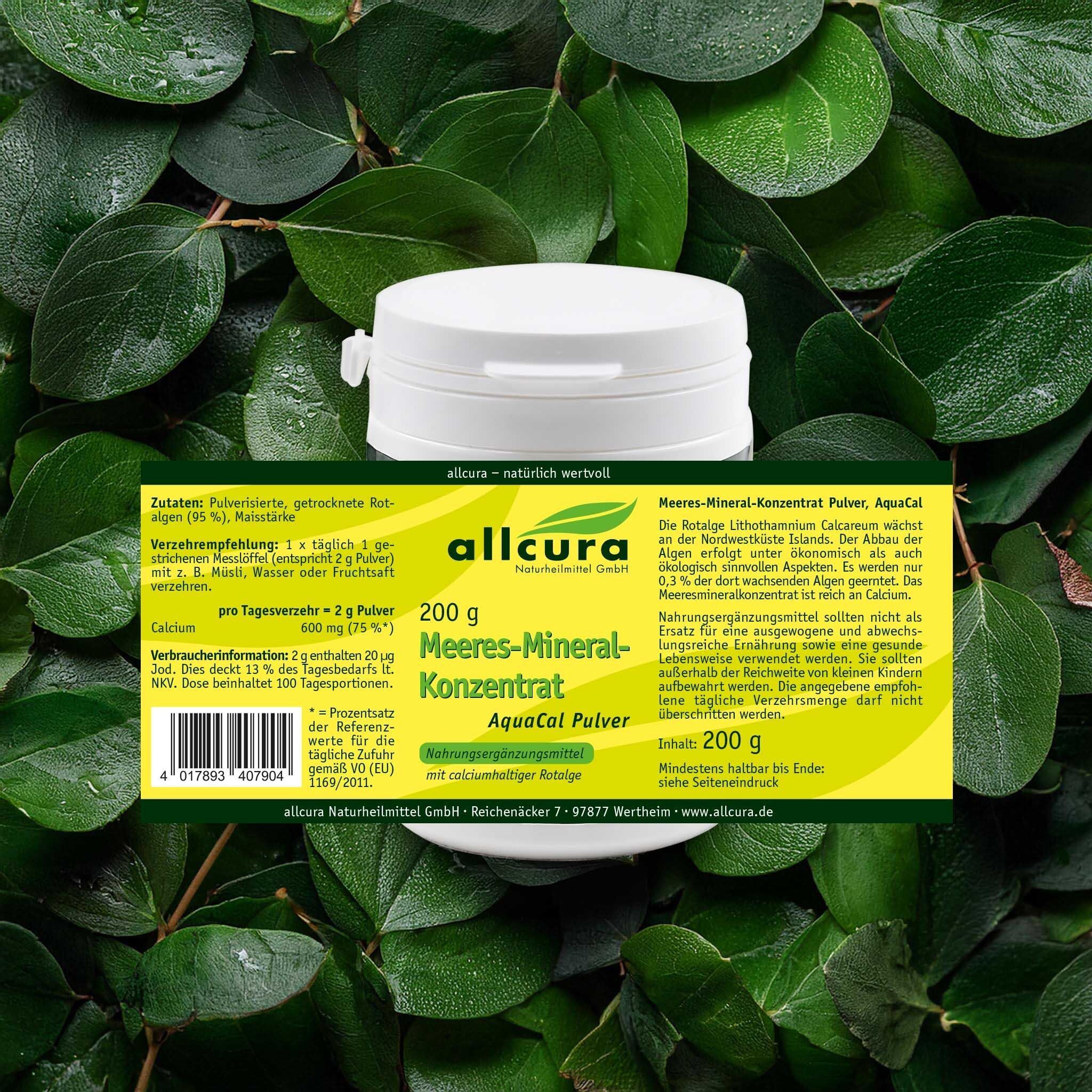 Weiße Dose mit gelbem Etikett auf grünem Blattwerk. Aufschrift: Meeres-Mineral-Konzentrat AquaCal Pulver. Marke: allcura.