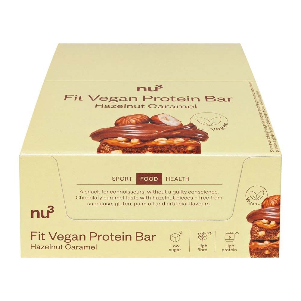 Fit Vegan Protein Bar Hazelnut Caramel. Karton mit Produktabbildung und Text. Aufdruck: nu3, Vegan, Low Sugar, High Fibre, High Protein.