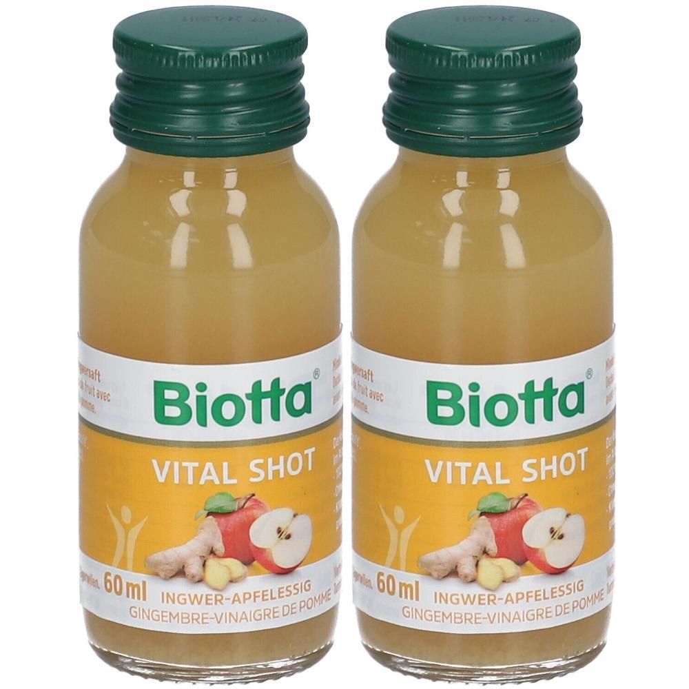 Zwei Flaschen Biotta Vital Shot Ingwer-Apfelessig mit grünen Deckeln. Gelbes Etikett mit Apfel- und Ingwerabbildung.