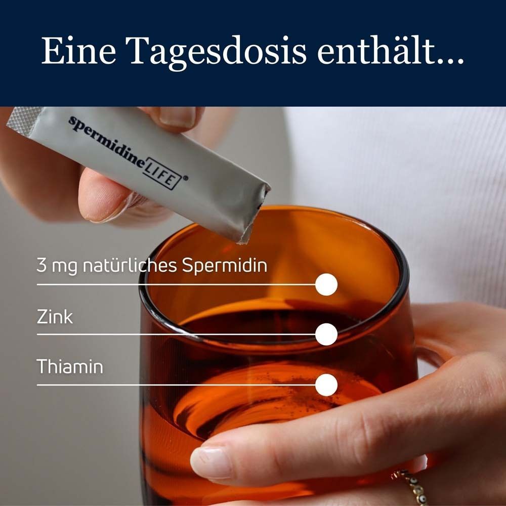 Person gießt Inhalt eines Beutels in ein Glas. Text: "3 mg natürliches Spermidin", "Zink", "Thiamin".