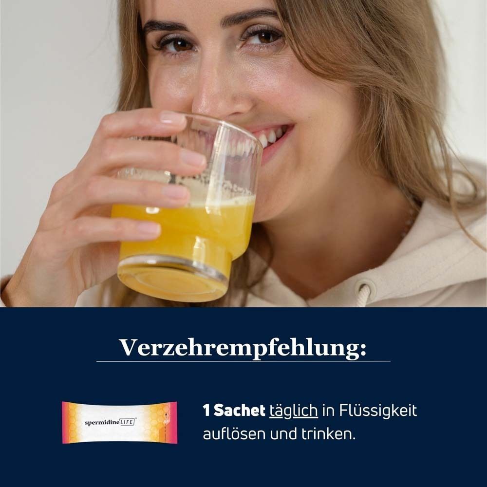 Frau trinkt aus einem Glas. Text: "1 Sachet täglich in Flüssigkeit auflösen und trinken".