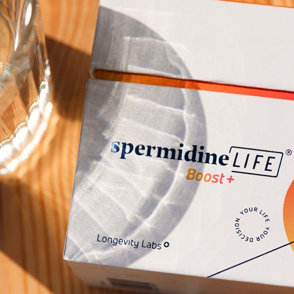 Nahaufnahme der Produktverpackung. Logo "spermidineLIFE Boost+" und "Longevity Labs".