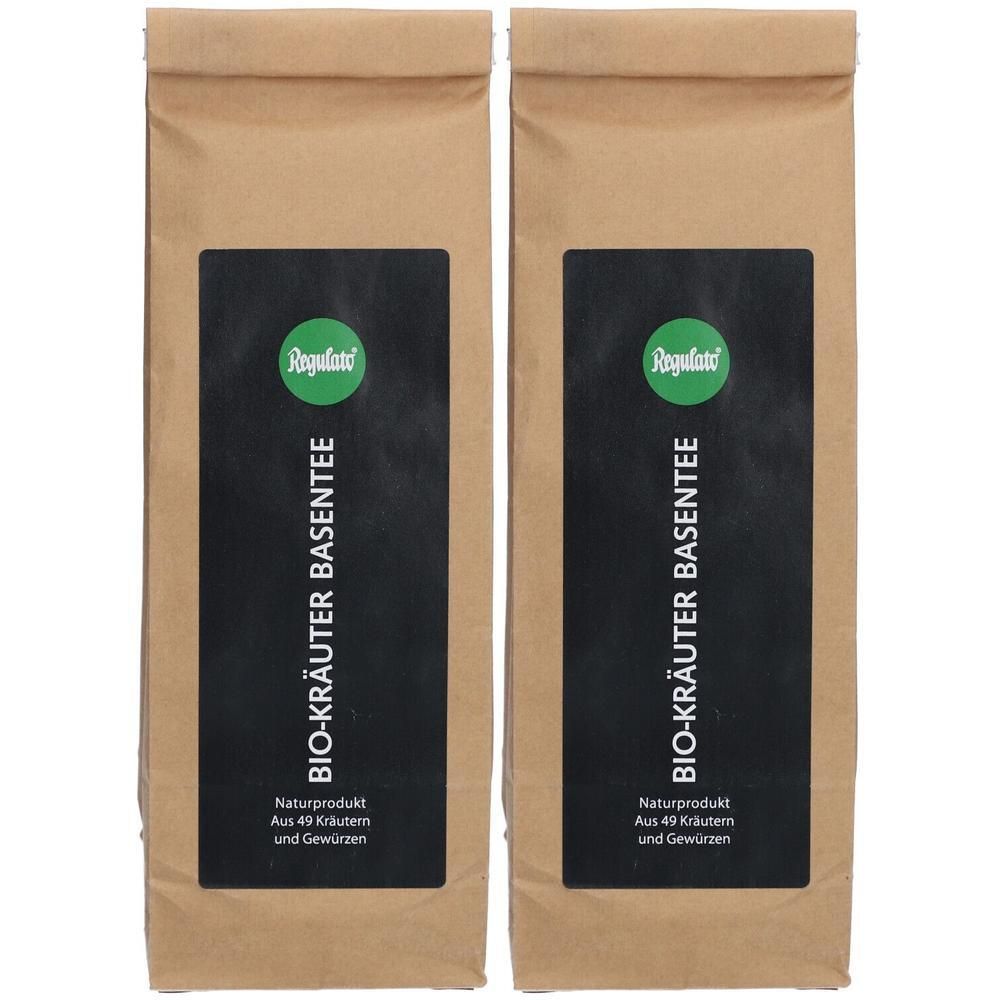 Zwei Beutel BASENTEE. Braune Papierverpackung mit schwarzem Etikett. Grünes Logo mit Schriftzug. Text: BIO-KRÄUTER BASENTEE.