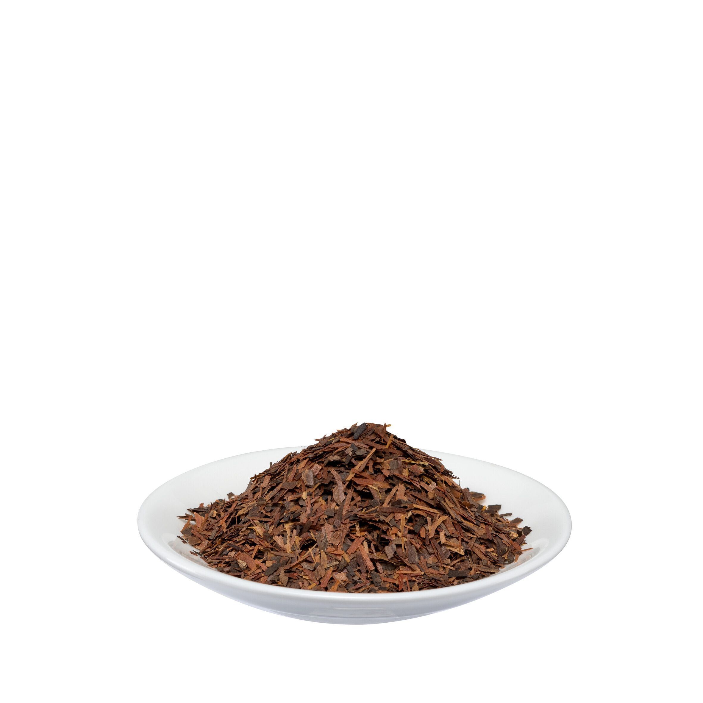Eine weiße Schale gefüllt mit Lapacho-Teeaufguss.