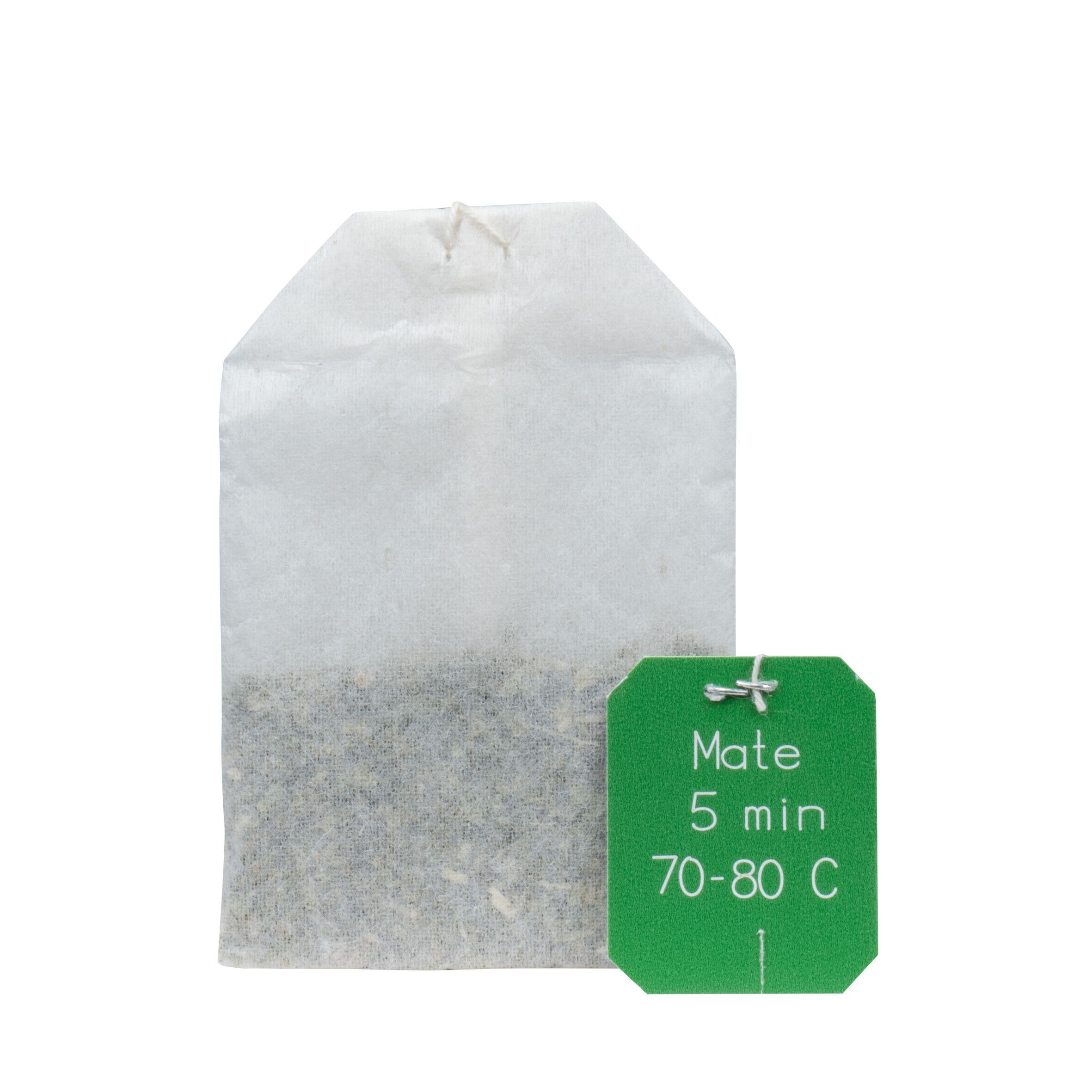 Einzelner Teebeutel und grünes Etikett. Etikett mit Text: Mate, 5 min, 70-80 C.
