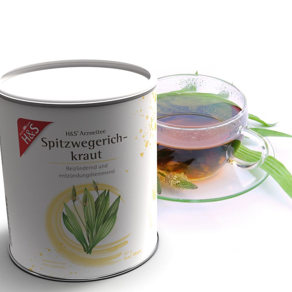 Dose H&S Spitzwegerichkraut Tee neben einer Tasse Tee mit Spitzwegerich-Blättern.