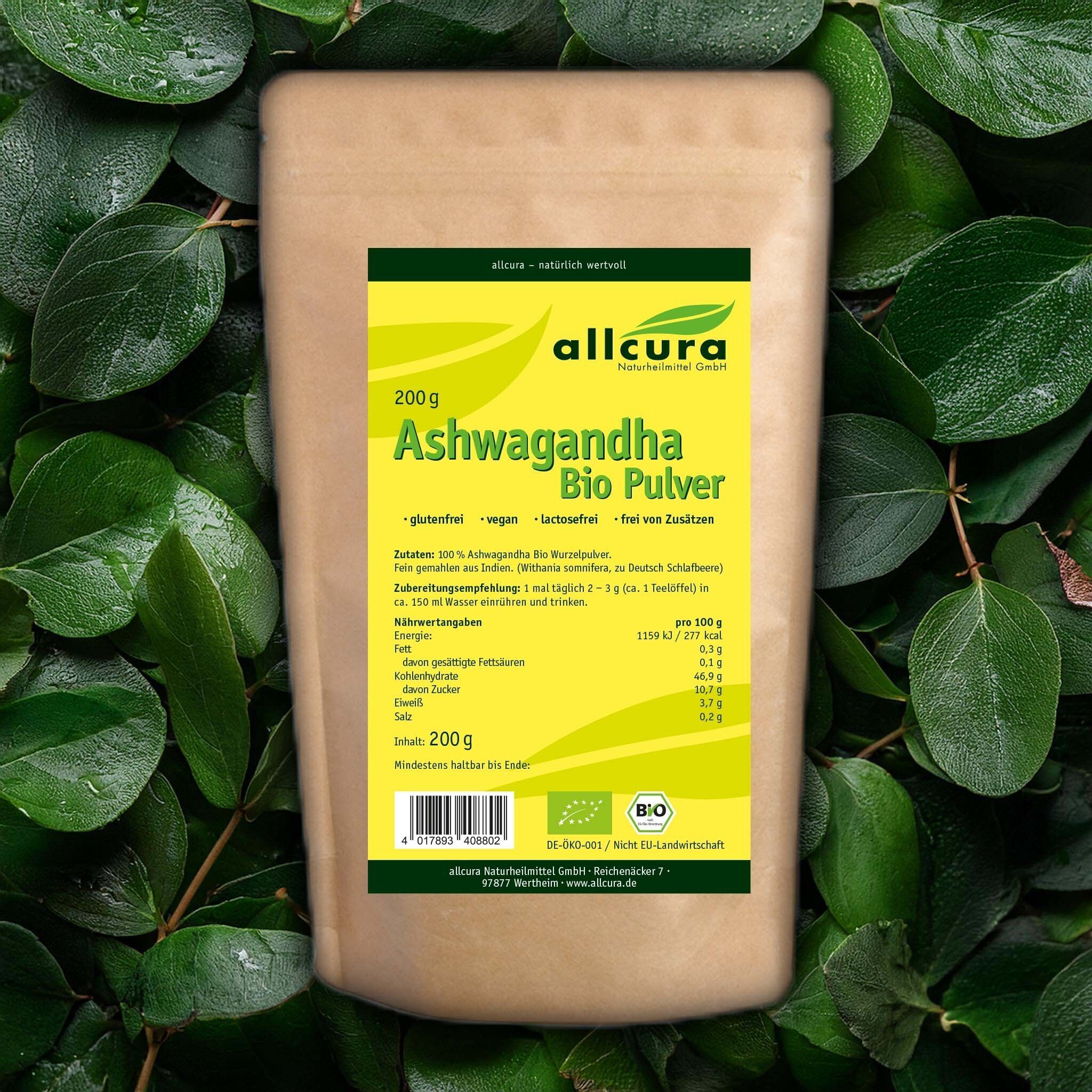 Beutel ASHWAGANDHA BIO Pulver, umgeben von Blättern. Braune Papierverpackung mit gelbem Etikett. Aufschrift: allcura, Ashwagandha Bio Pulver, 200g.