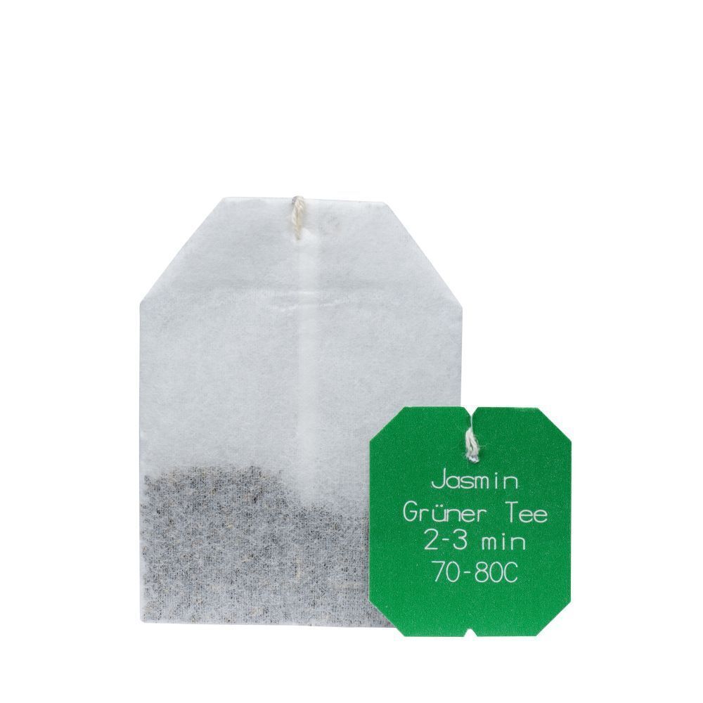 Weißer Teebeutel mit grünem Etikett. Aufdruck: Jasmin Grüner Tee, 2-3 min, 70-80C.