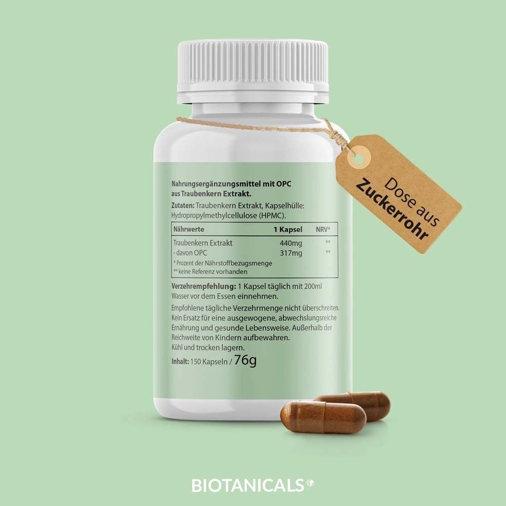 Weiße Flasche mit grünem Etikett. Aufschrift OPC, Traubenkernextrakt, Botanicals. Braune Kapseln liegen daneben. Anhänger mit Text.