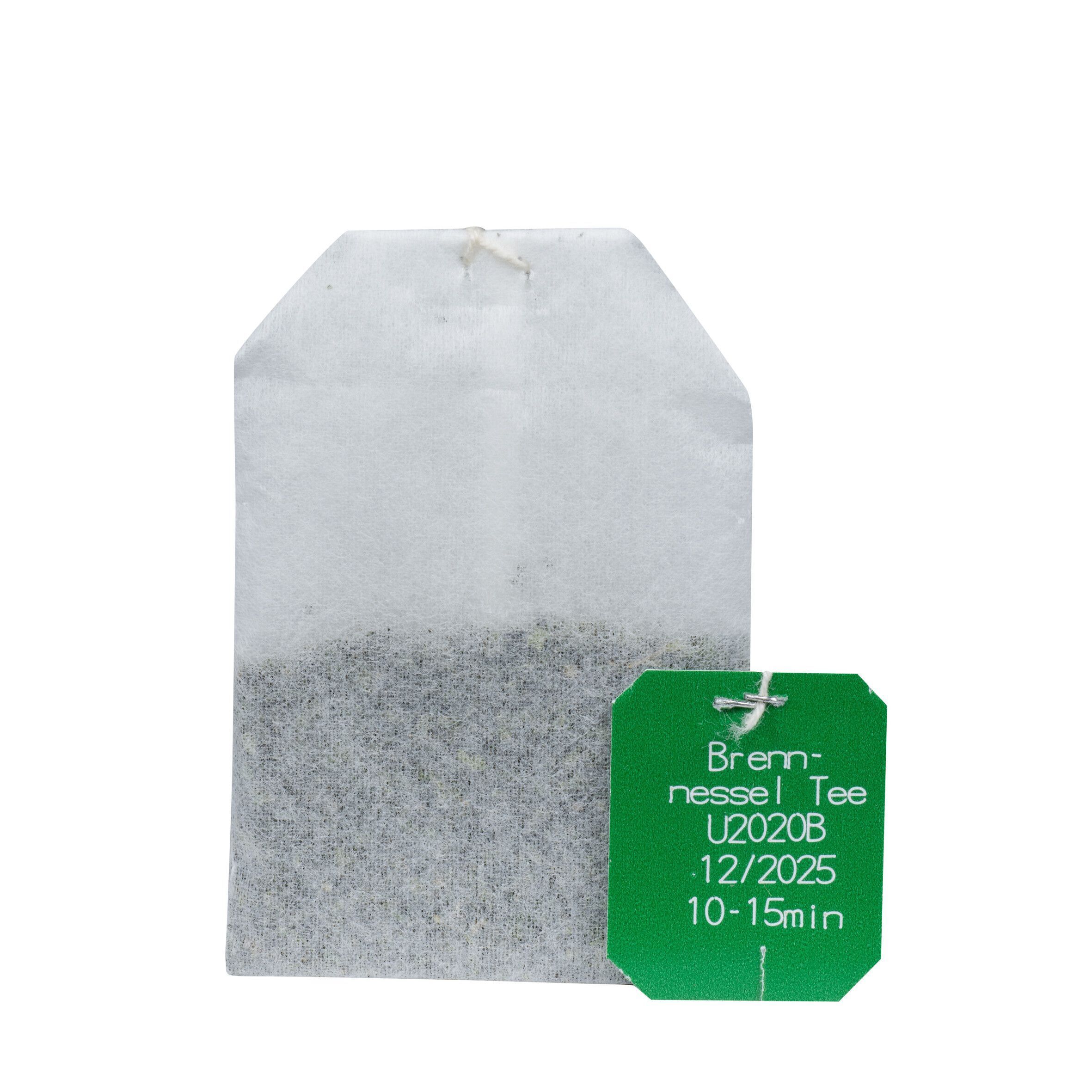 Ein einzelner Teebeutel mit Brennnesselblättern und einem grünen Anhänger mit Produktinformationen und Zubereitungszeit.