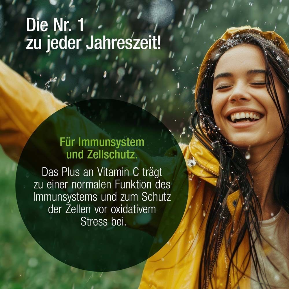 Junge Frau im Regen, lächelnd. Text: Für Immunsystem und Zellschutz. Vitamin C trägt zur normalen Funktion des Immunsystems bei.