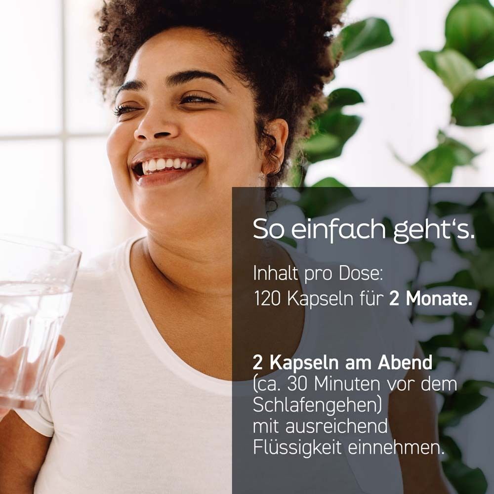 Frau mit Glas. Text: So einfach geht's. 120 Kapseln für 2 Monate. 2 Kapseln abends mit Flüssigkeit.