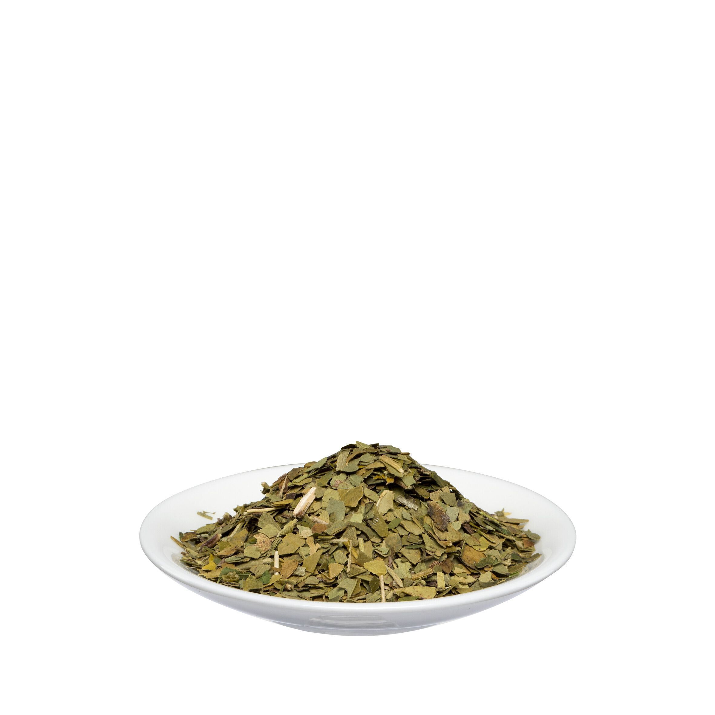 Haufen getrockneter Mate-Blätter auf weißer Untertasse.