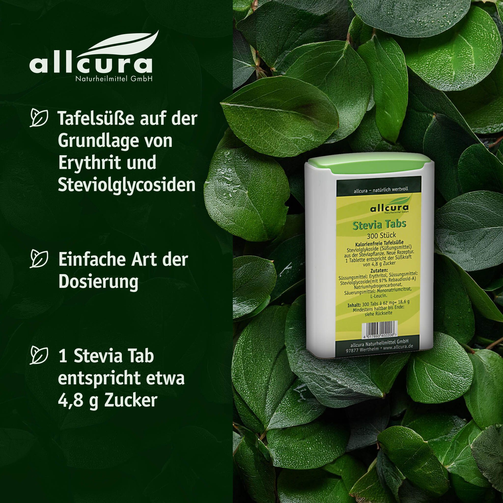 Ein weißer Behälter mit grünem Deckel, umgeben von Blättern. Aufschrift: Stevia Tabs. Allcura Logo. Text in Deutsch.