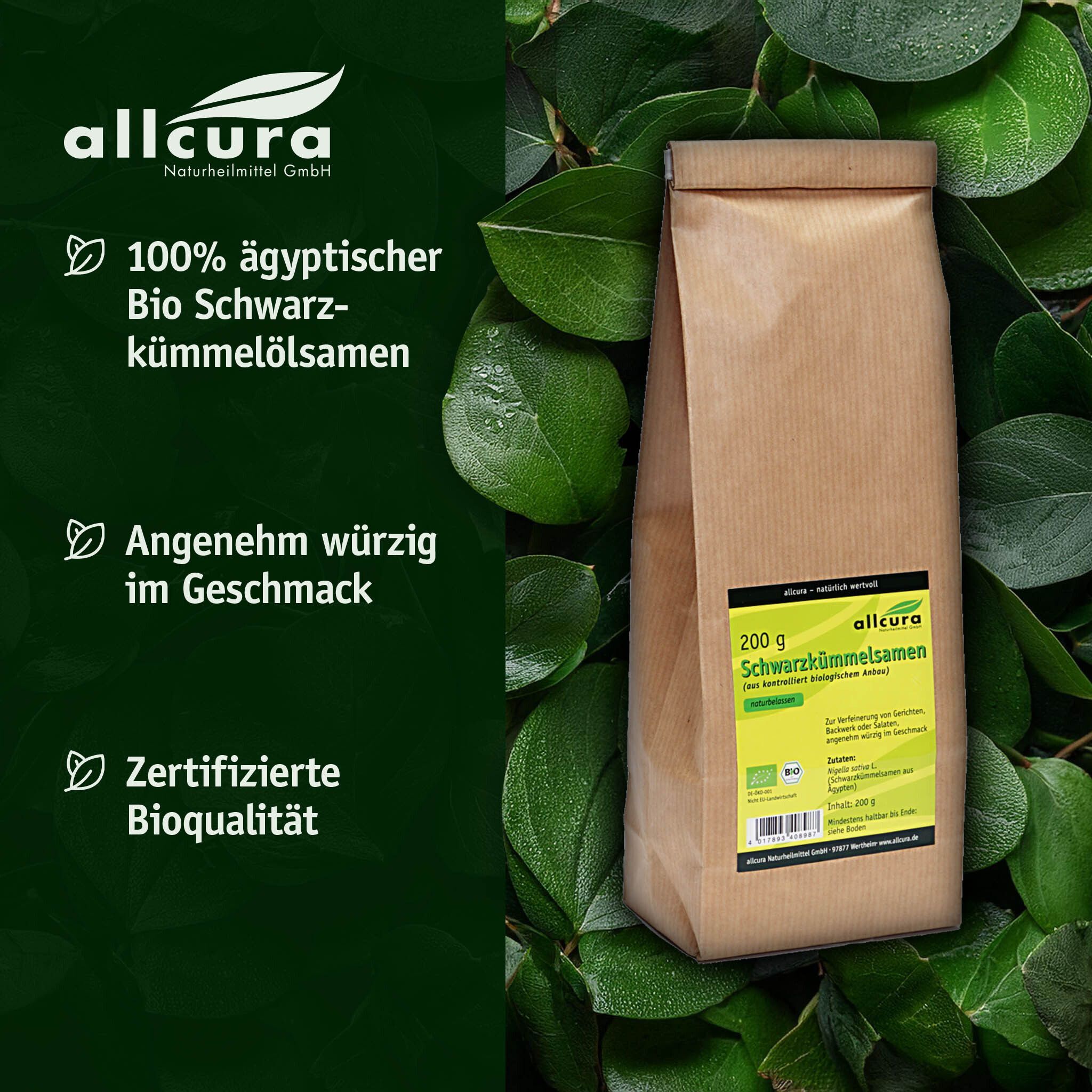 Braune Papiertüte mit grünem Etikett. Aufschrift: SCHWARZKUEMMELSAMEN. Bio-Siegel. 200g. Marke: allcura. Hintergrund: grüne Blätter.