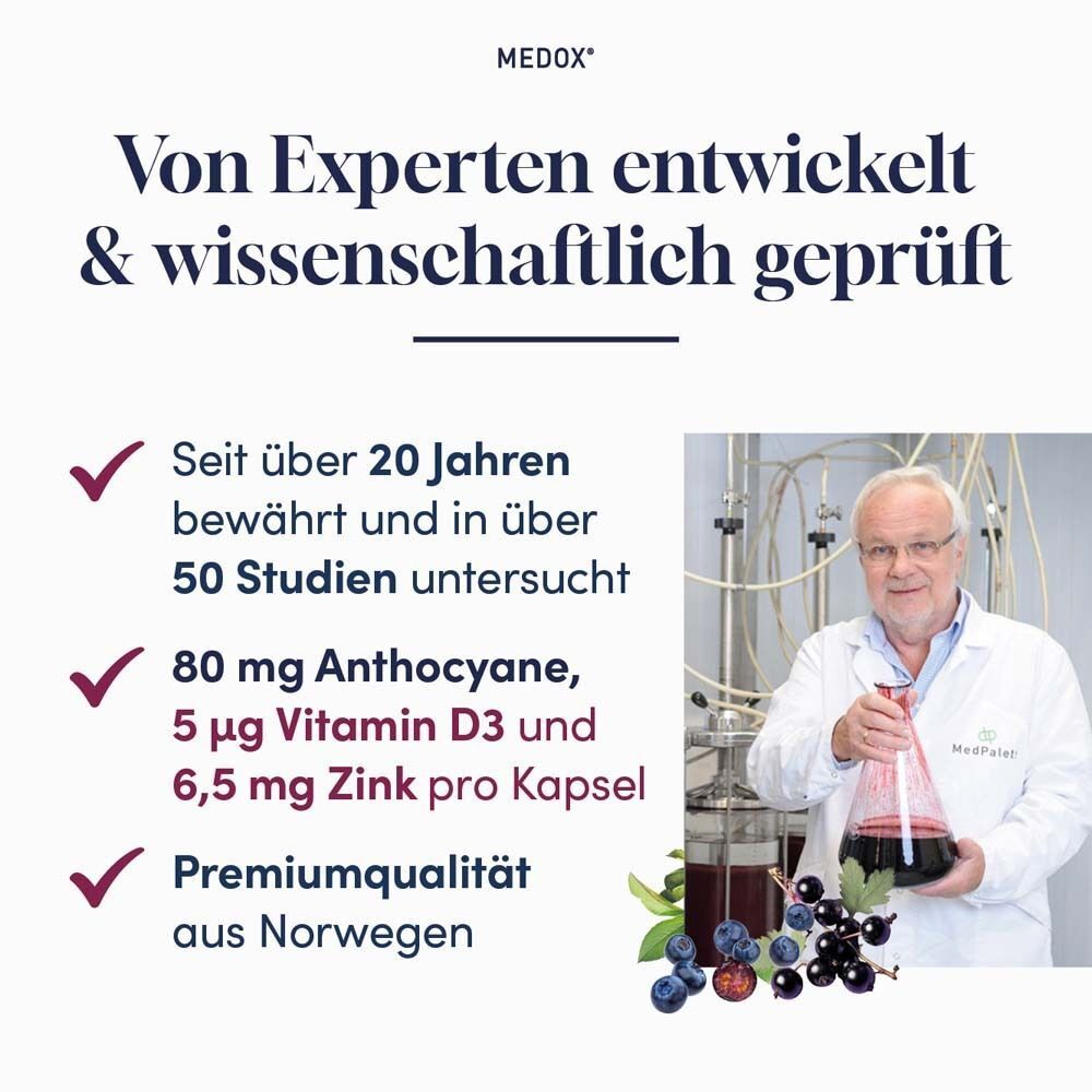 Mann im Labor hält ein Glas. Text: Seit über 20 Jahren bewährt. 80 mg Anthocyane, 5 µg Vitamin D3, 6,5 mg Zink pro Kapsel.