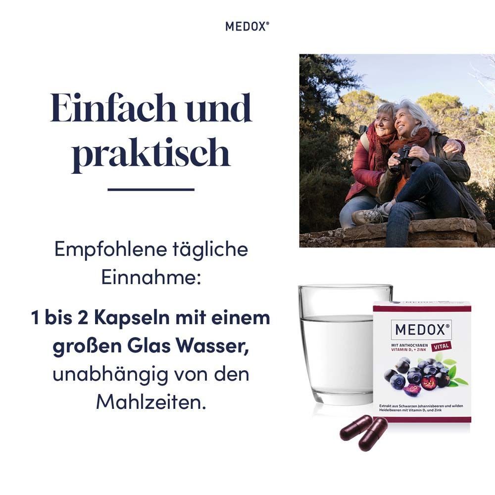 Frauen sitzen auf einer Bank. Text: Empfohlene tägliche Einnahme: 1 bis 2 Kapseln mit Wasser. MEDOX Vital Kapseln und Glas Wasser.