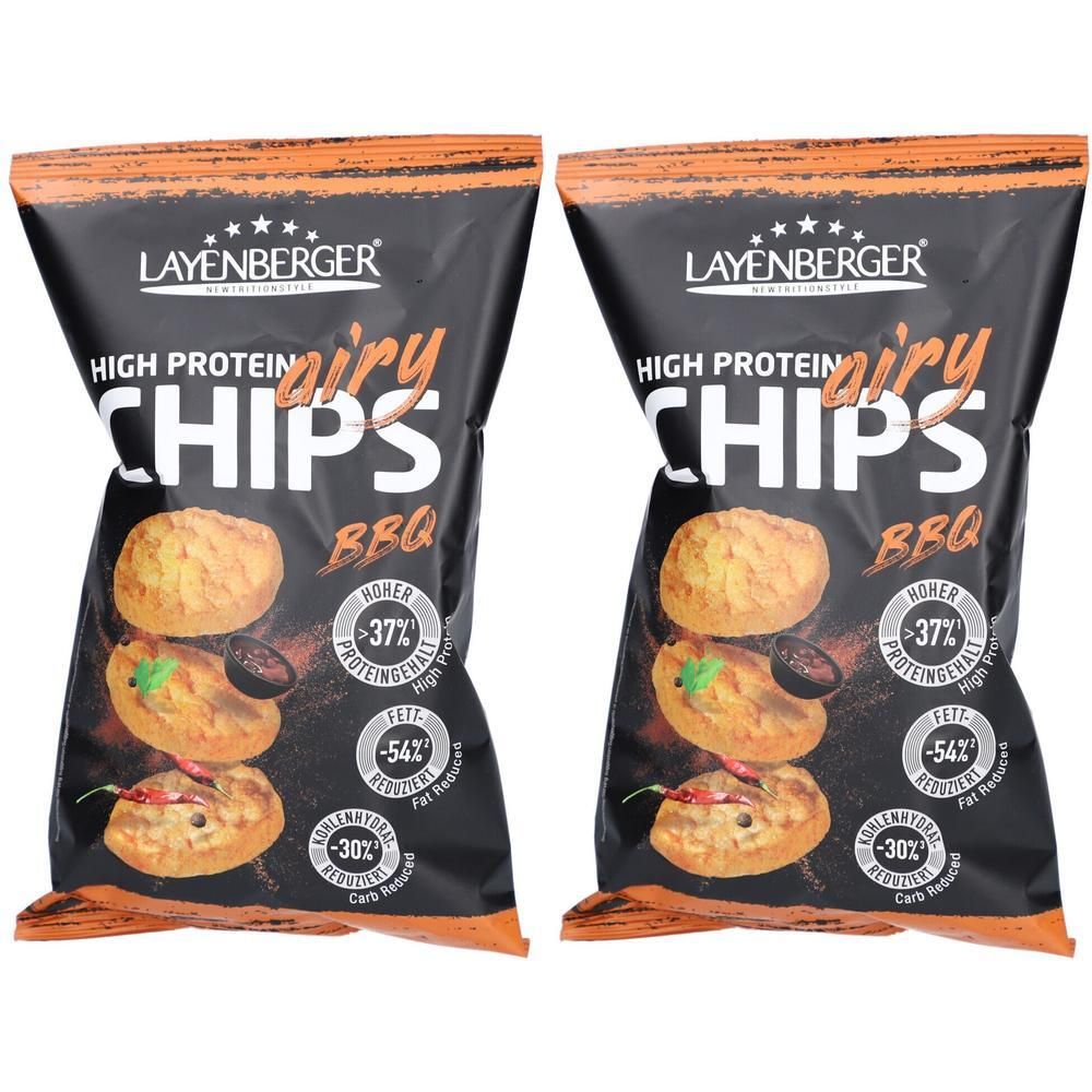 Zwei Beutel LAYENBERGER Airy Chips BBQ. Schwarze Verpackung mit Produktabbildung und Text. Enthält 37% Protein, 54% weniger Fett, -30% Kohlenhydrate.