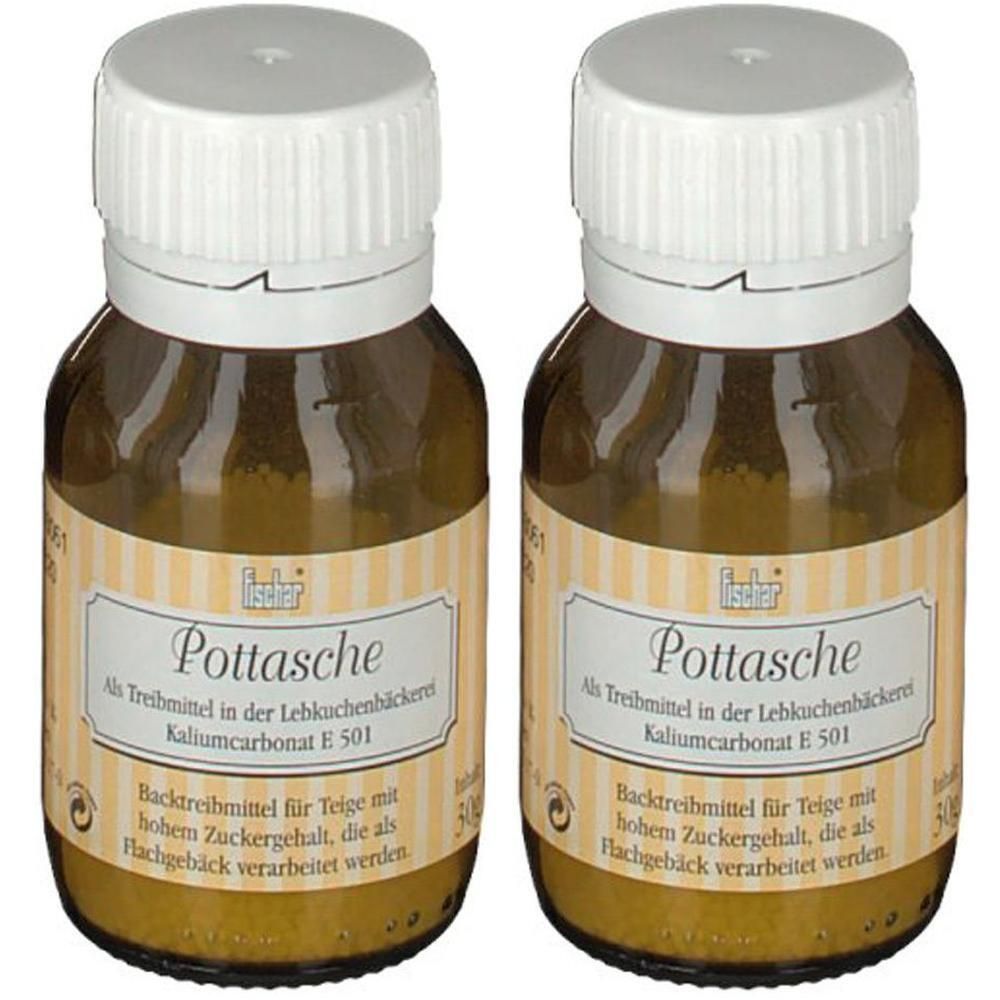 Zwei braune Glasflaschen mit weißem Schraubverschluss, gefüllt mit Pottasche. Etikett mit "fischer Pottasche" und "Kaliumcarbonat E 501".
