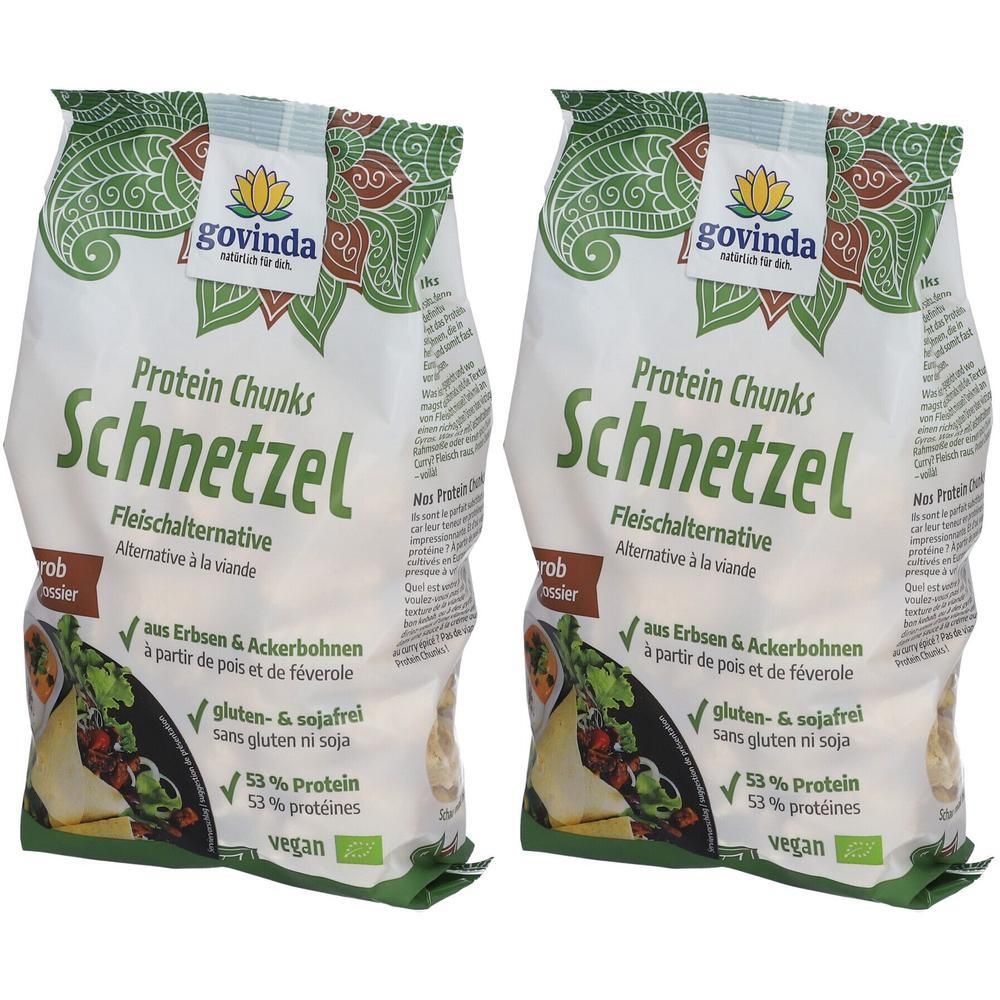 Zwei Beutel Govinda Protein Chunks Schnetzel. Aufschrift: Fleischalternative, gluten- und sojafrei, 53% Protein, vegan. Grün-weiß Verpackung.