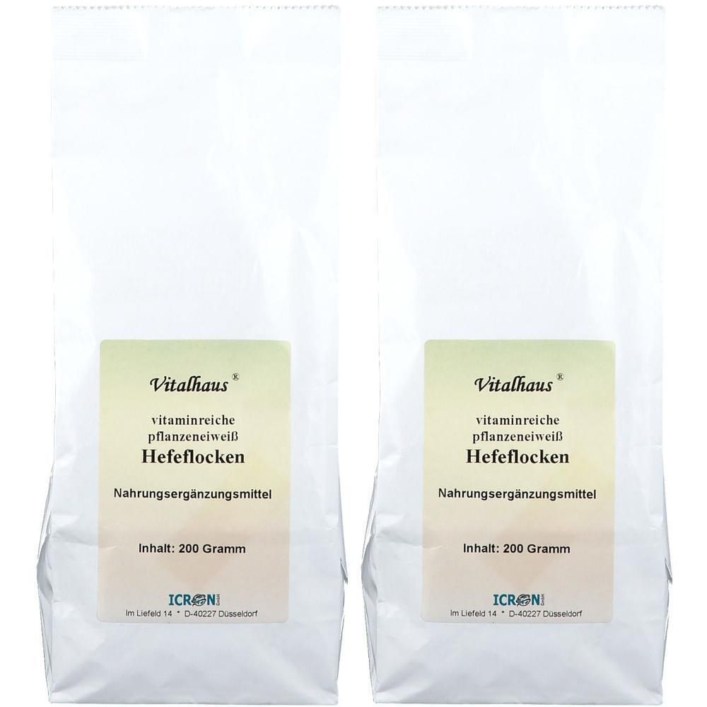 Zwei weiße Beutel mit Etikett. Auf dem Etikett steht: Vitalhaus, vitaminreiche Hefeflocken, Nahrungsergänzungsmittel. Inhalt: 200 Gramm.
