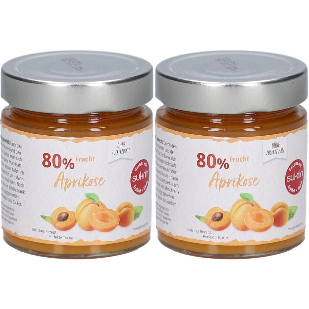 Zwei Gläser mit Aprikosenmarmelade. Aufschrift: 80% Frucht, Aprikose. Deckel silberfarben, Etikett weiß mit Abbildung von Aprikosen.