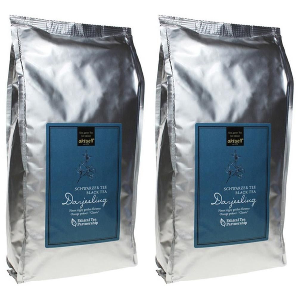 Zwei silberfarbene Beutel. Auf der Vorderseite befindet sich ein blaues Etikett mit der Aufschrift "SCHWARZTEE Darjeeling".