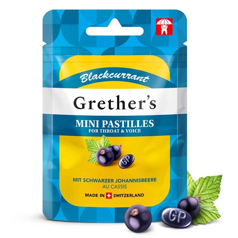 Grether's Mini Pastilles-Beutel mit schwarzen Johannisbeeren. Blaue Verpackung mit Produktnamen und Abbildung von Früchten. Text: "FOR THROAT & VOICE".