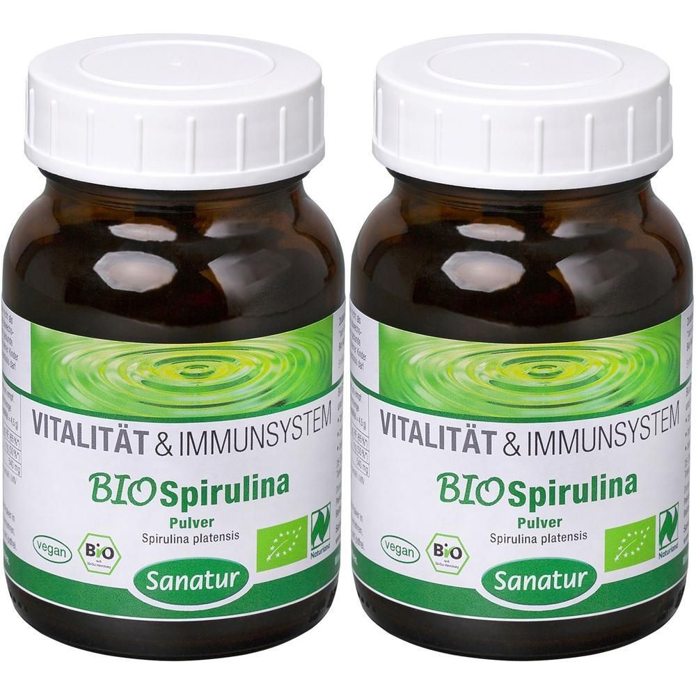 Zwei braune Glasflaschen mit weißen Deckeln. Etiketten mit Text: BIO Spirulina Pulver, Vitalität & Immunsystem, Sanatur.