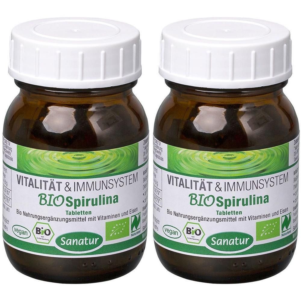 Zwei braune Glasflaschen mit weißen Deckeln. Auf den Etiketten steht "VITALITÄT & IMMUNSYSTEM BIOSpirulina Tabletten". Mit Bio-Siegel und Naturland-Zertifizierung.
