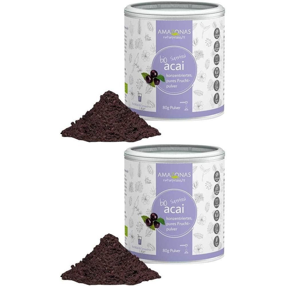 Zwei Dosen mit lila Etiketten und der Aufschrift "acai". Daneben zwei Haufen dunkles Pulver. Bio-Siegel sichtbar.
