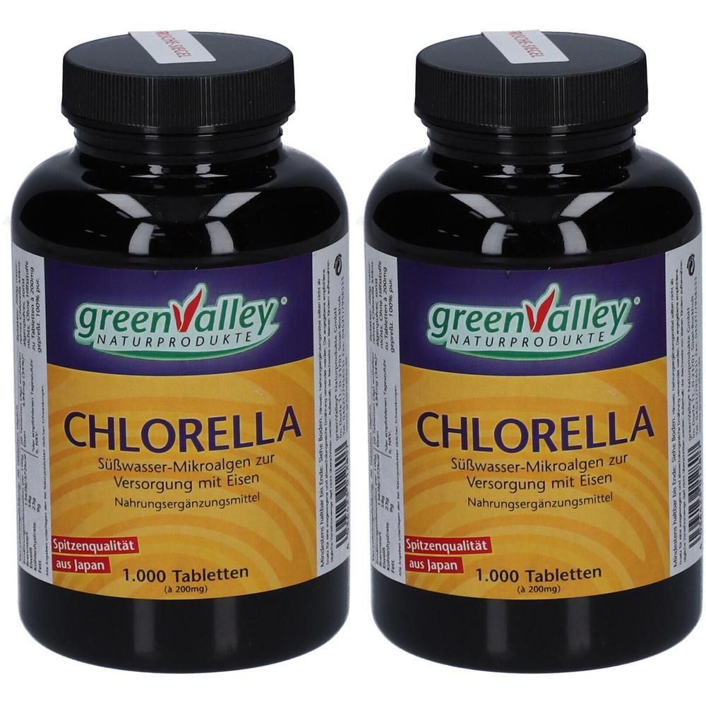 Zwei Flaschen mit schwarzen Deckeln. Aufschrift: green Valley, CHLORELLA, 1.000 Tabletten. Nahrungsergänzungsmittel.