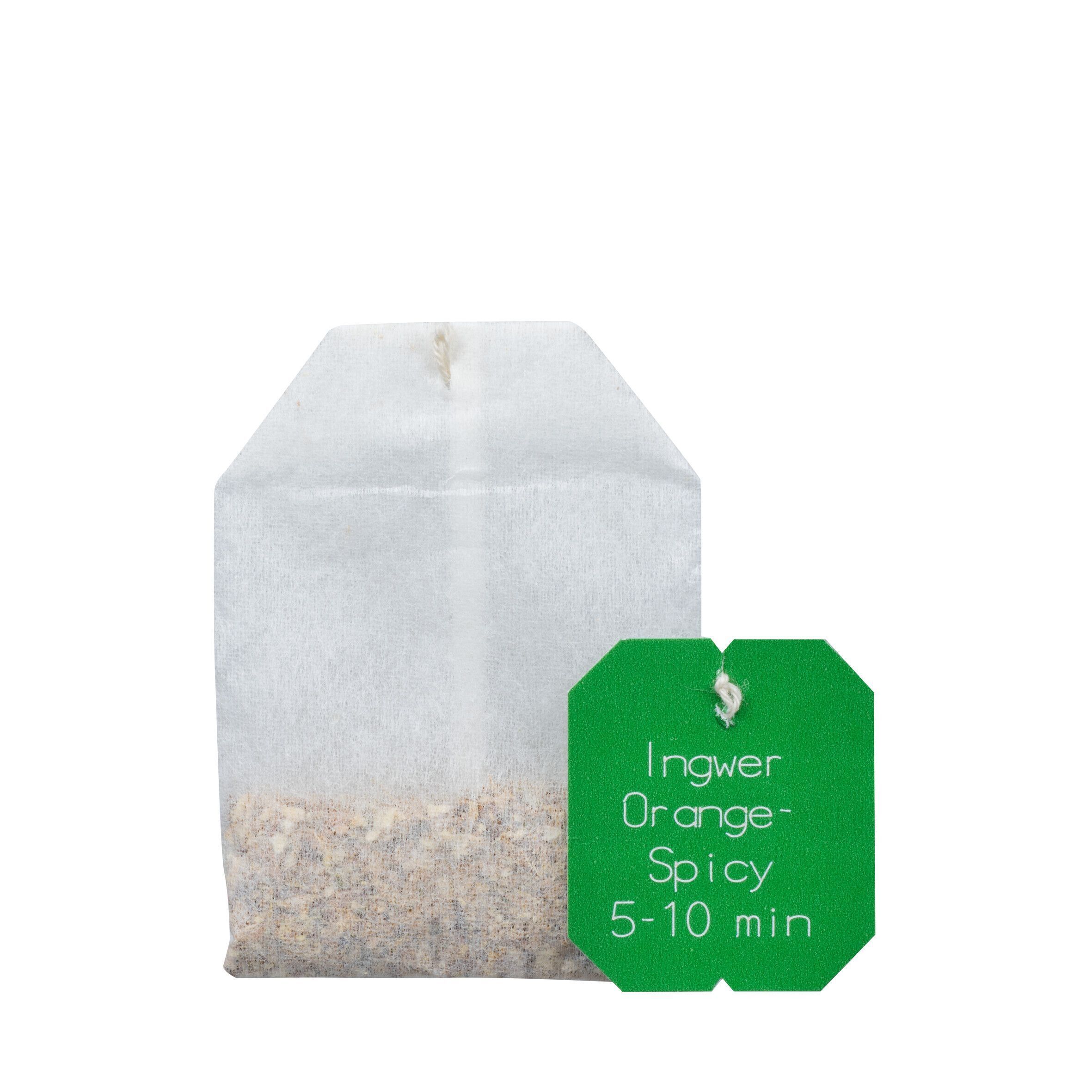 Einzelner Teebeutel mit grünem Etikett. Aufdruck: Ingwer Orange-Spicy. Teebeutel mit Inhalt.
