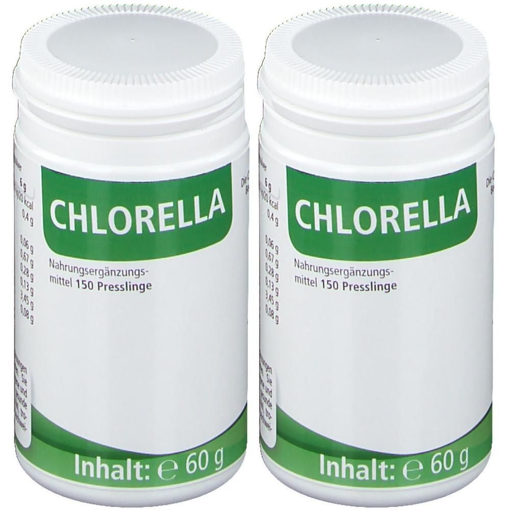 Zwei weiße Dosen mit grünem Etikett. Aufschrift: CHLORELLA, Nahrungsergänzungsmittel, 150 Presslinge. Inhalt: e 60 g.