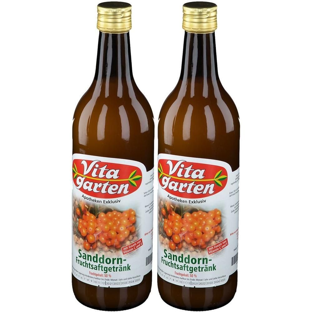 Zwei Flaschen Vita Garten Sanddorn-Fruchtsaftgetränk mit goldenen Verschlüssen. Braune Glasflaschen mit Etiketten, die Sanddornbeeren zeigen.