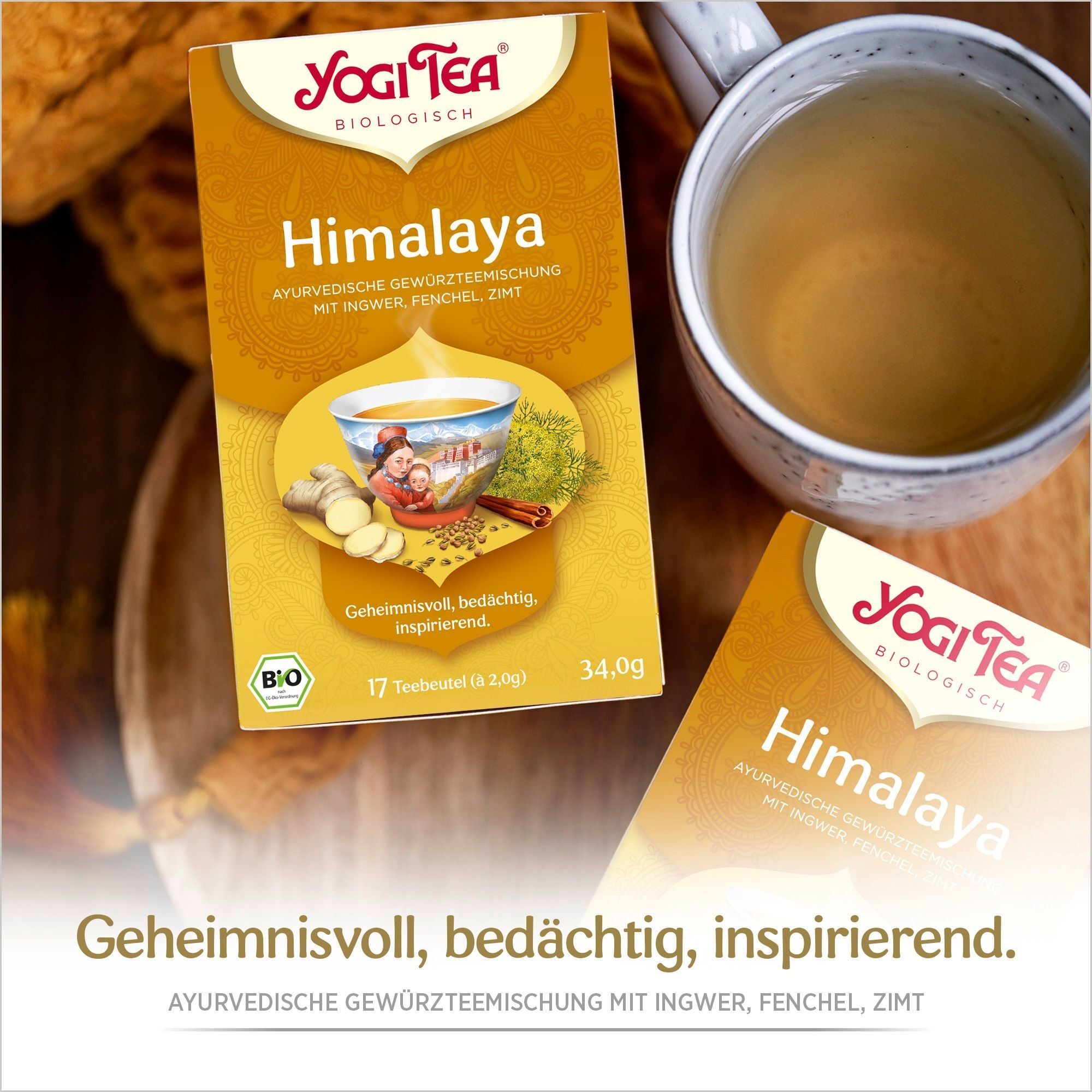 YOGI TEA Himalaya Bio Filterbeutel Packung neben einer Tasse Tee. Aufdruck: Himalaya, ayurvedische Gewürzmischung mit Ingwer, Fenchel, Zimt.