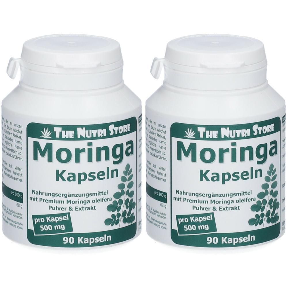 Zwei weiße Flaschen mit Schraubverschluss. Aufschrift: Moringa Kapseln, The Nutri Store, 90 Kapseln, 500 mg pro Kapsel.