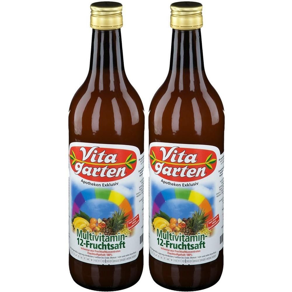 Zwei Flaschen Vita Garten Multivitamin-12-Fruchtsaft mit goldenen Verschlüssen. Braune Glasflaschen mit Etiketten, die Früchte und einen Regenbogen zeigen.