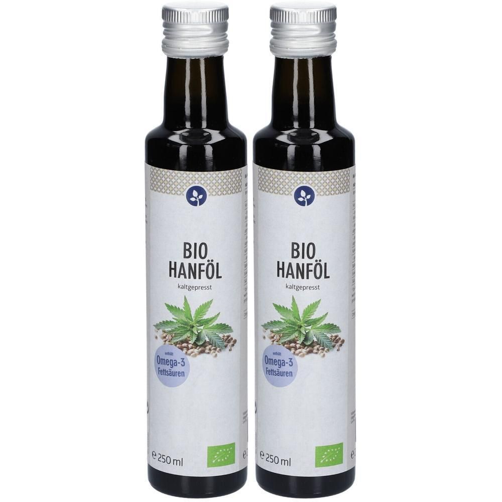 Zwei Flaschen Bio Hanföl. Dunkles Glas, silberner Deckel. Aufschrift: Bio Hanföl, kaltgepresst, Omega-3 Fettsäuren. Bio-Siegel.
