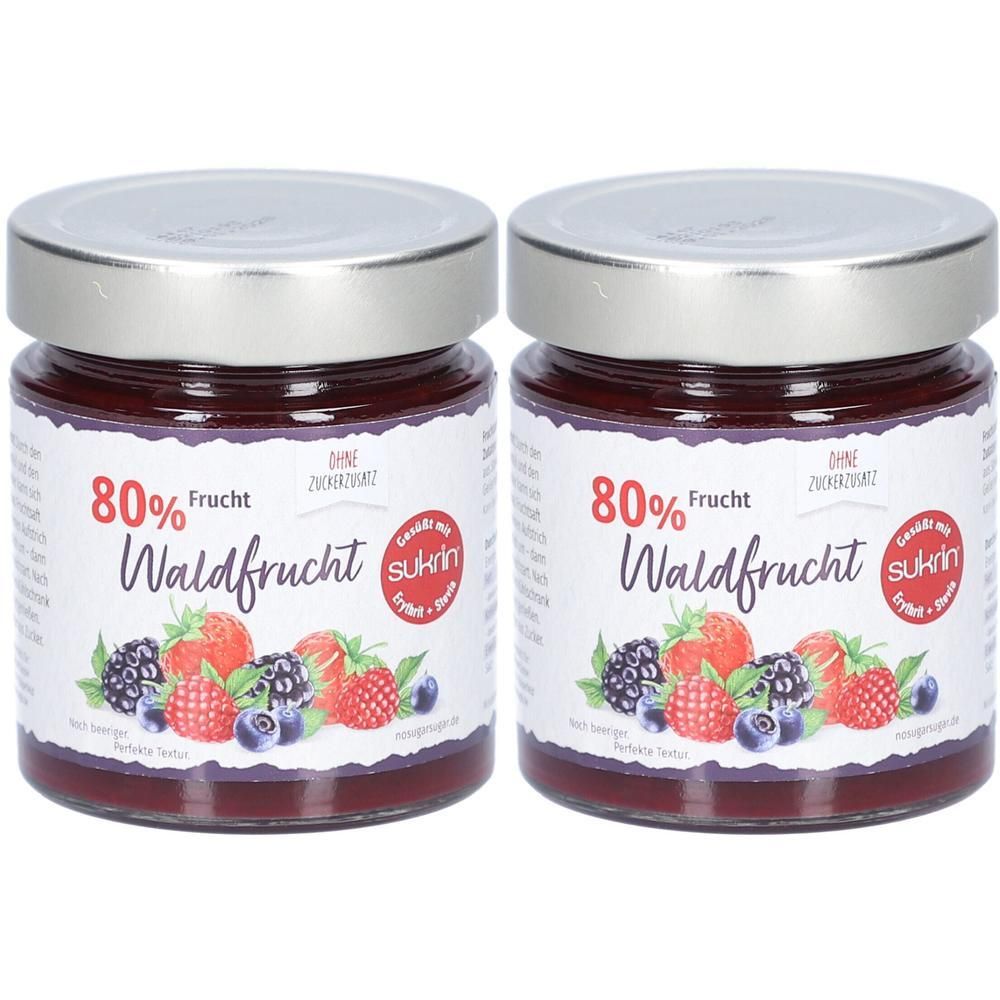 Zwei Gläser Waldfrüchte-Fruchtaufstrich mit Sukrin. Etikett mit 80% Frucht, Waldfrüchte-Schriftzug und Frucht-Illustrationen.