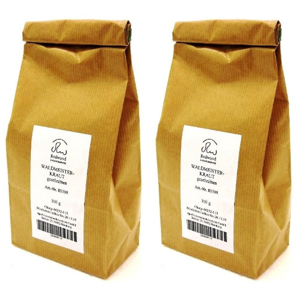 Zwei braune Papiertüten mit Waldmeisterkraut, geschnitten. Jede Tüte wiegt 100g.