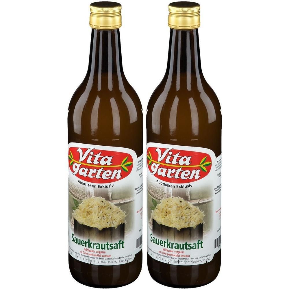 Zwei Flaschen Vita Garten Sauerkrautsaft mit goldenen Verschlüssen. Braune Glasflaschen mit Etiketten, die Sauerkraut zeigen.