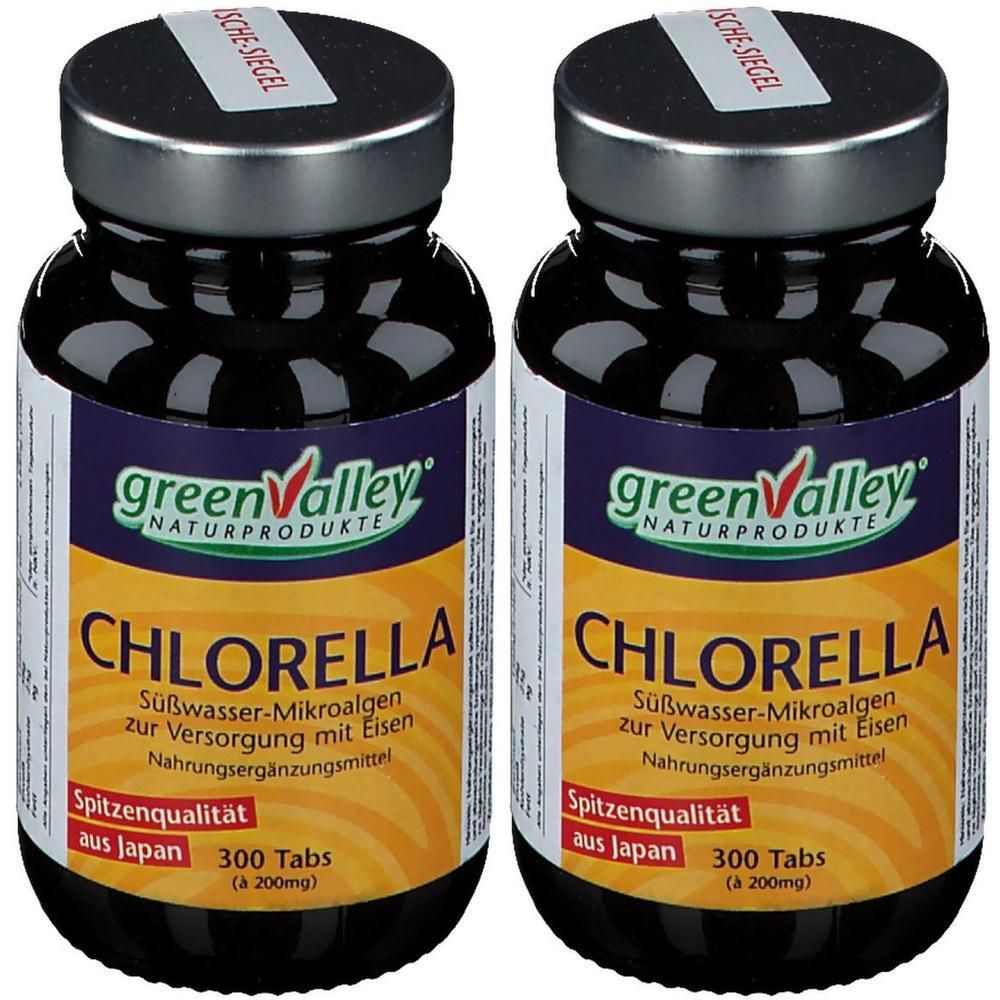 Zwei Flaschen mit Chlorella-Tabletten. Aufschrift: green Valley, Chlorella, 300 Tabs. Siegel auf dem Deckel.
